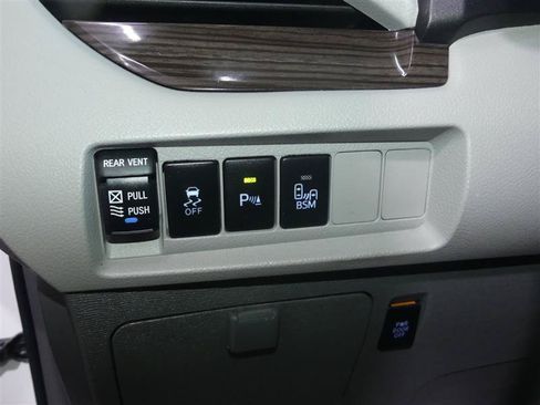 Used 2016 Toyota Sienna XLE w/ XLE Navigation Package FWD image 28