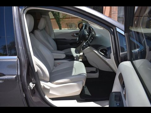 Used 2021 Chrysler Voyager Lxi FWD image 33