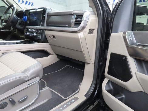 Used 2025 Ford F350 Platinum w/ Platinum Plus Package image 38