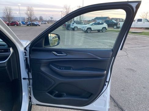 Certified 2024 Jeep Grand Cherokee L Altitude image 32