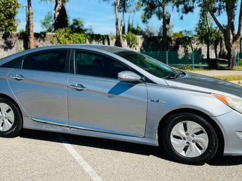 Used 2015 Hyundai Sonata Hybrid image 4