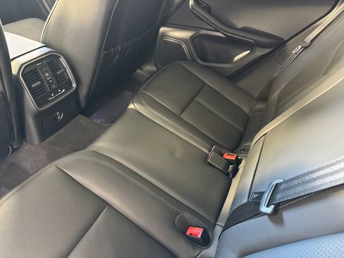 Certified 2025 Porsche Macan image 14