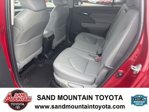 Used 2023 Toyota Highlander XLE FWD image 15