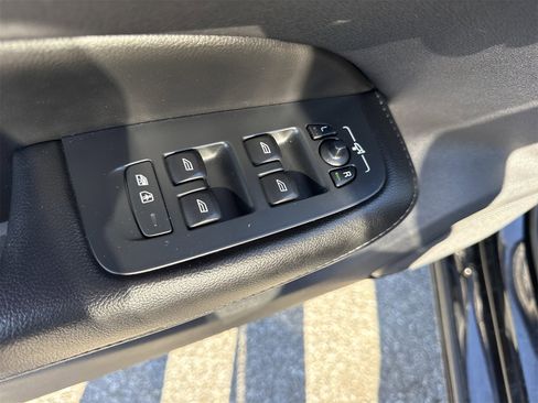 Used 2020 Volvo S60 T6 Momentum image 34