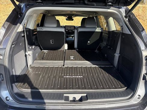 Used 2025 Toyota Highlander Limited image 23