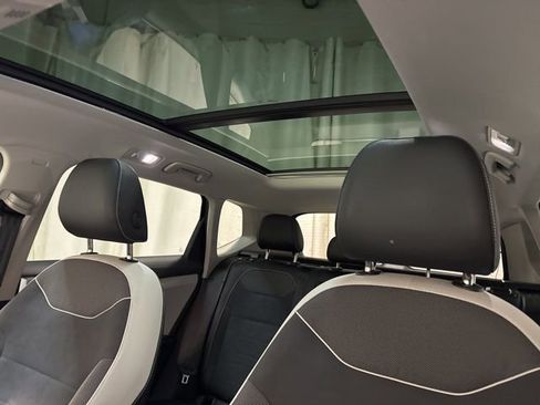 Certified 2025 Volkswagen Taos SE w/ Panoramic Sunroof Package image 26