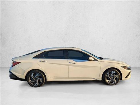 Certified 2025 Hyundai Elantra Limited image 4