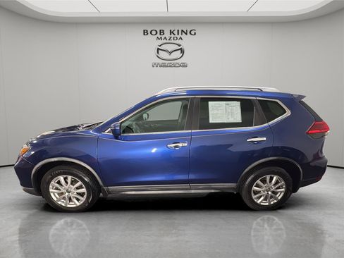 Used 2017 Nissan Rogue SV image 2