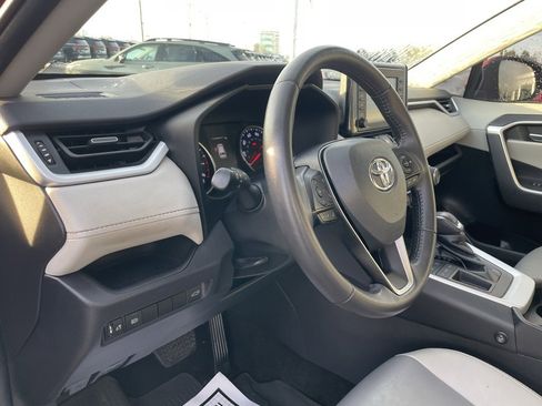 Used 2021 Toyota RAV4 XLE Premium image 9
