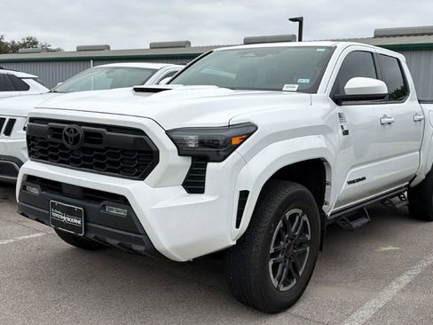 Used 2024 Toyota Tacoma TRD Sport AWD/4WD image 12