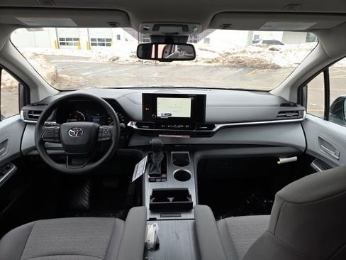 Used 2026 Toyota Sienna LE image 22