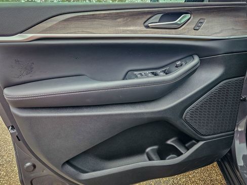 New 2025 Jeep Grand Cherokee Limited image 9