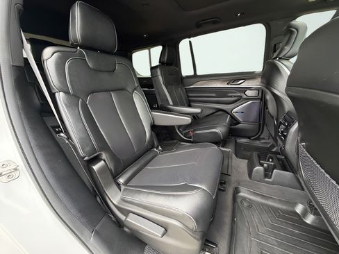 Used 2022 Jeep Grand Cherokee L Overland w/ Luxury Tech Group IV AWD/4WD image 32