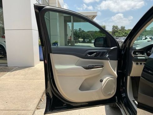 Used 2021 GMC Acadia Denali w/ Denali Technology Package FWD image 10