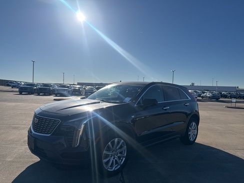 Used 2021 Cadillac XT4 Luxury w/ Cold Weather Package image 10