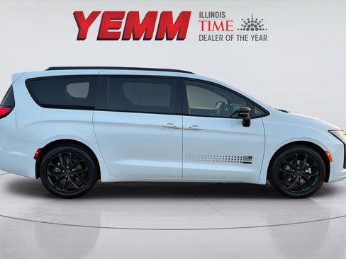 New 2027 Chrysler Pacifica Select FWD image 9