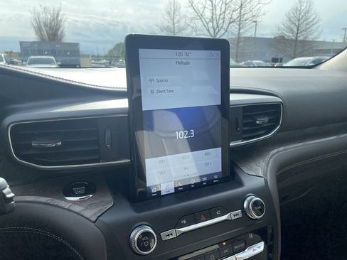 Used 2020 Ford Explorer Platinum w/ Premium Technology Package image 16