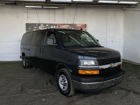 Used 2017 Chevrolet Express 3500 LT w/ LT Preferred Equipment Group image 7