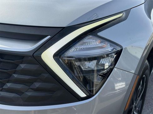 Used 2023 Kia Sportage LX image 9