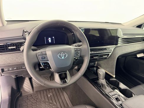 Used 2025 Toyota Camry XLE FWD image 4
