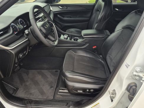 Used 2024 Jeep Grand Cherokee L Altitude image 10