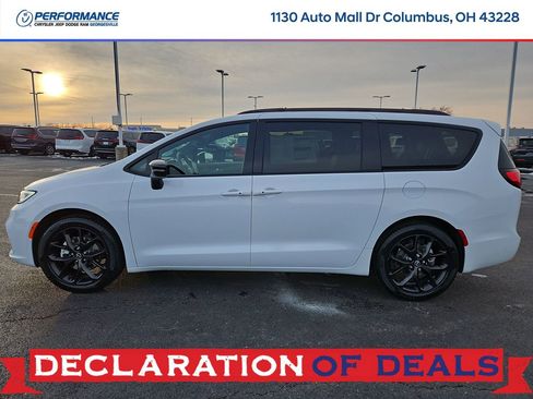 New 2026 Chrysler Pacifica Select w/ S Appearance Package image 4