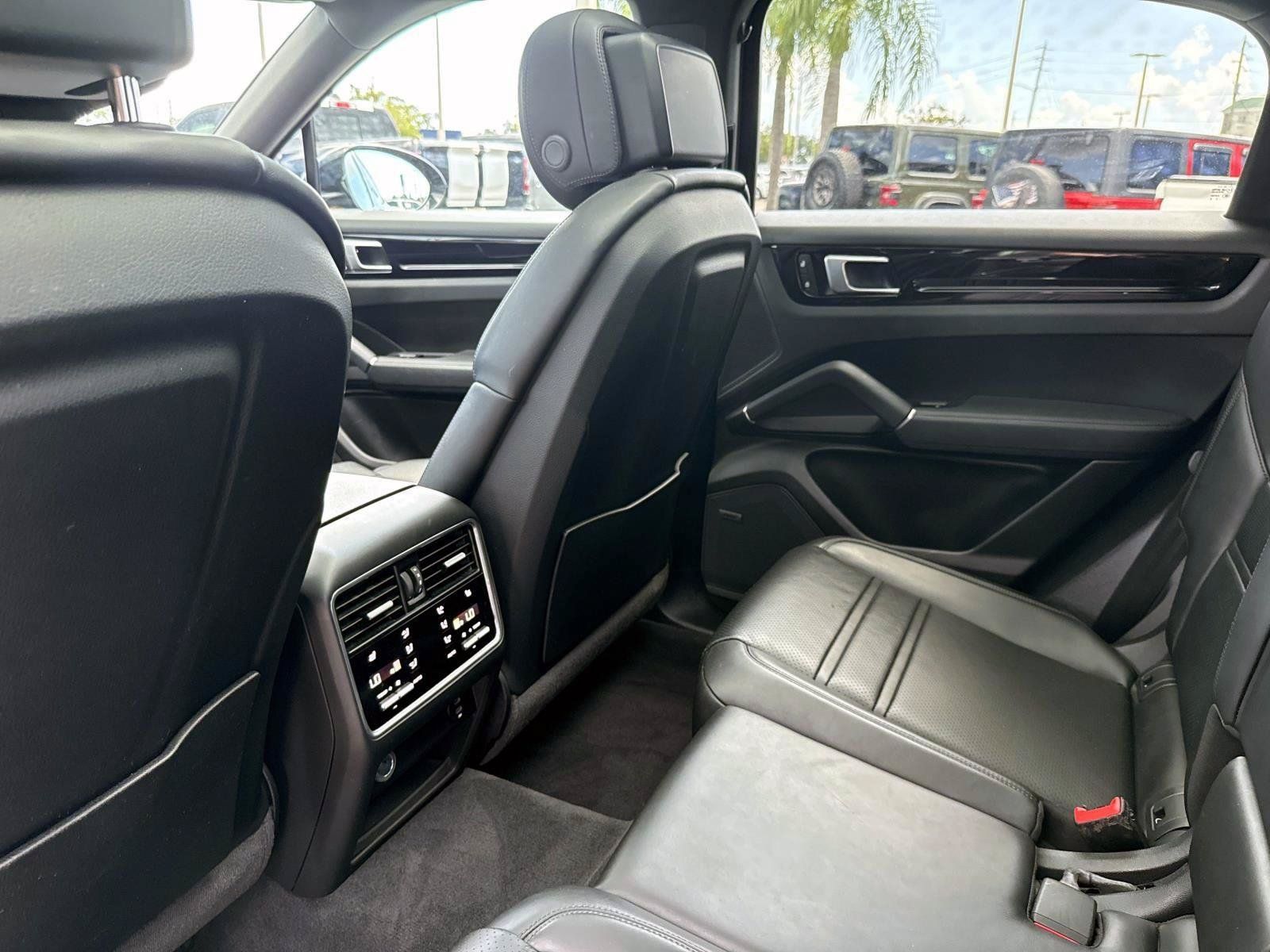 Used 2023 Porsche Cayenne Coupe AWD/4WD image 15
