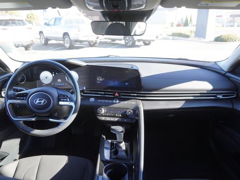 Used 2025 Hyundai Elantra SEL image 26