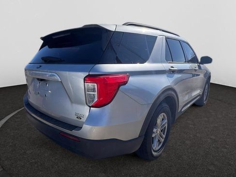 Used 2023 Ford Explorer XLT image 4