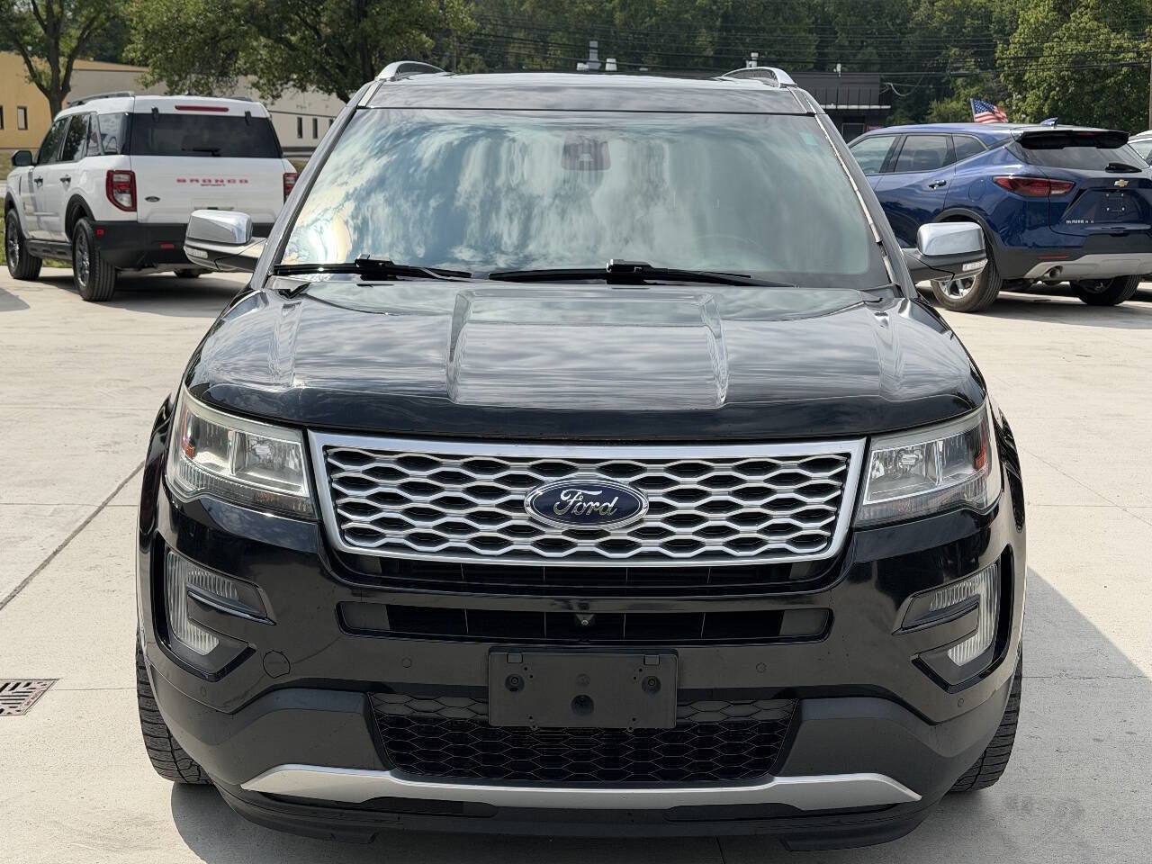 Used 2017 Ford Explorer Platinum AWD/4WD image 3