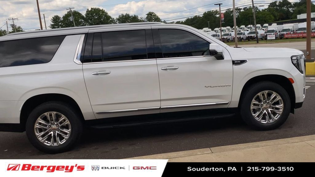 Certified 2022 GMC Yukon XL SLT w/ SLT Premium Package AWD/4WD image 11