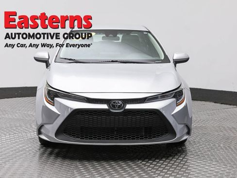 Used 2021 Toyota Corolla LE FWD image 2