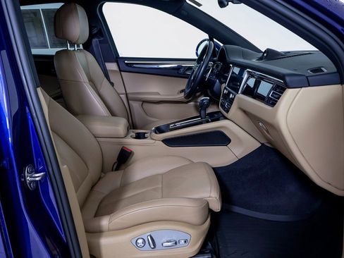 Certified 2023 Porsche Macan image 8