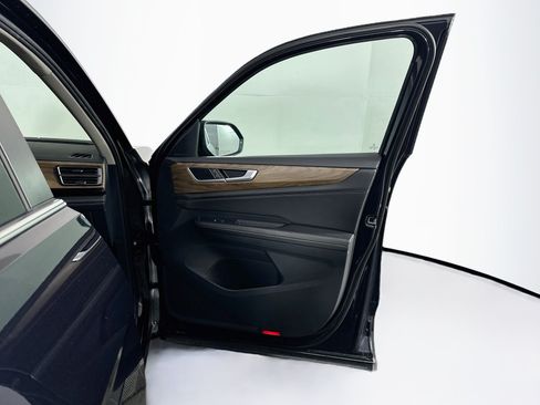 Used 2025 Volkswagen Atlas SE FWD image 33