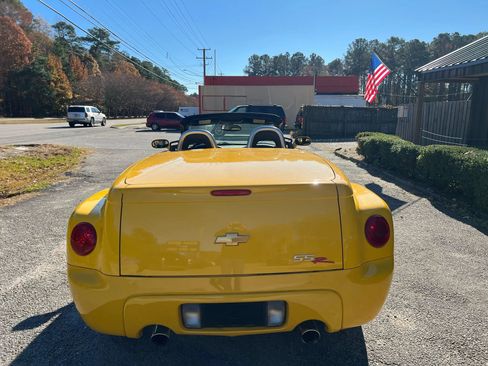 Used 2004 Chevrolet SSR w/ Preferred Equipment Group image 6