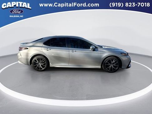 Used 2024 Toyota Camry SE image 9