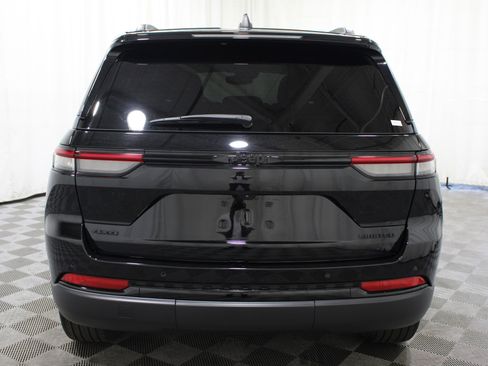 Used 2023 Jeep Grand Cherokee Limited w/ Black Appearance Package image 31