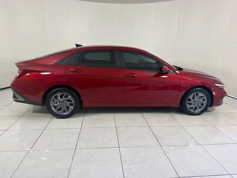 Certified 2025 Hyundai Elantra Hybrid FWD image 4