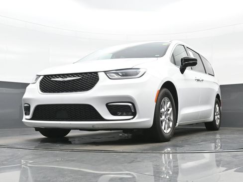 Used 2024 Chrysler Pacifica Touring-L FWD image 26
