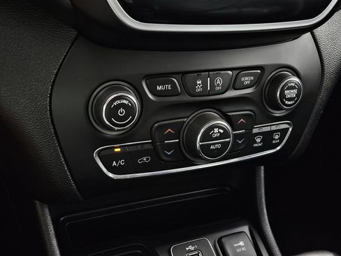 Used 2019 Jeep Cherokee Limited FWD image 13