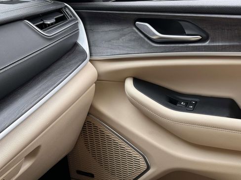 Used 2022 Jeep Grand Cherokee Limited image 29