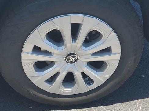 Used 2020 Toyota Prius LE FWD image 5