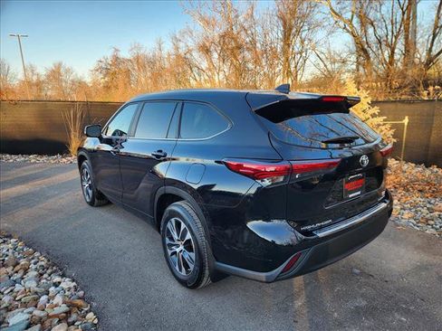 Used 2023 Toyota Highlander XLE image 3