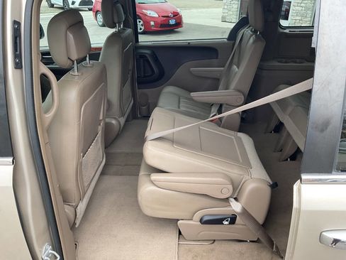 Used 2016 Chrysler Town & Country Touring w/ Driver Convenience Group image 30