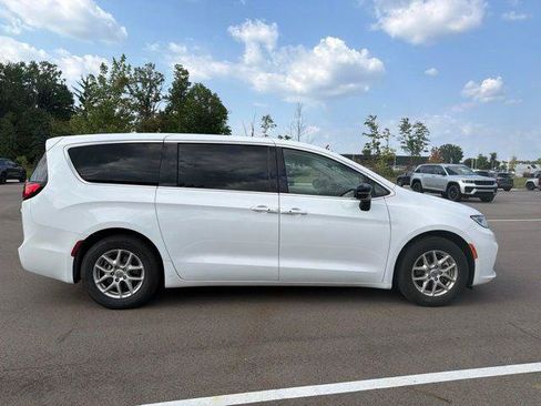 Certified 2024 Chrysler Pacifica Touring-L FWD image 6