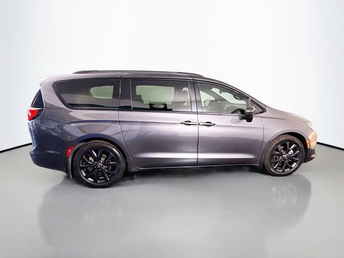 Used 2020 Chrysler Pacifica Touring-L w/ S Appearance Package image 11