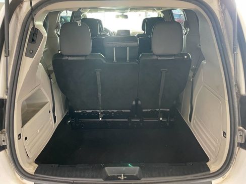 Used 2016 Chrysler Town & Country Touring image 8