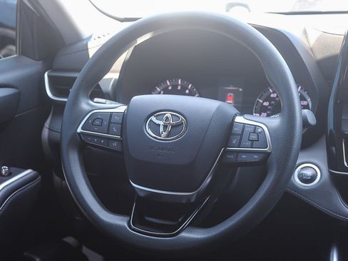 Used 2021 Toyota Highlander L FWD image 16