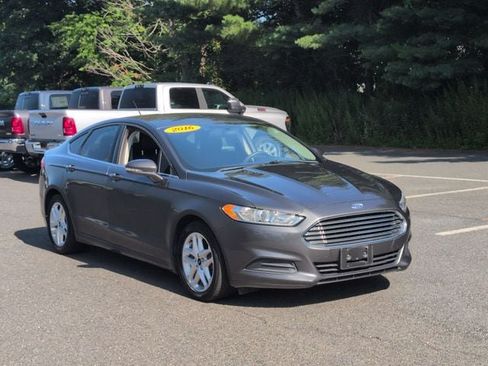 Used 2016 Ford Fusion SE FWD image 3