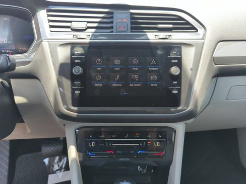 Used 2024 Volkswagen Tiguan SE FWD image 34
